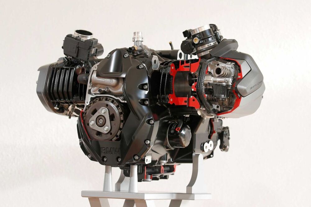 P90328675-bmw-r-1250-boxermotor-cut-away-engine-11-2018-2250px.jpg